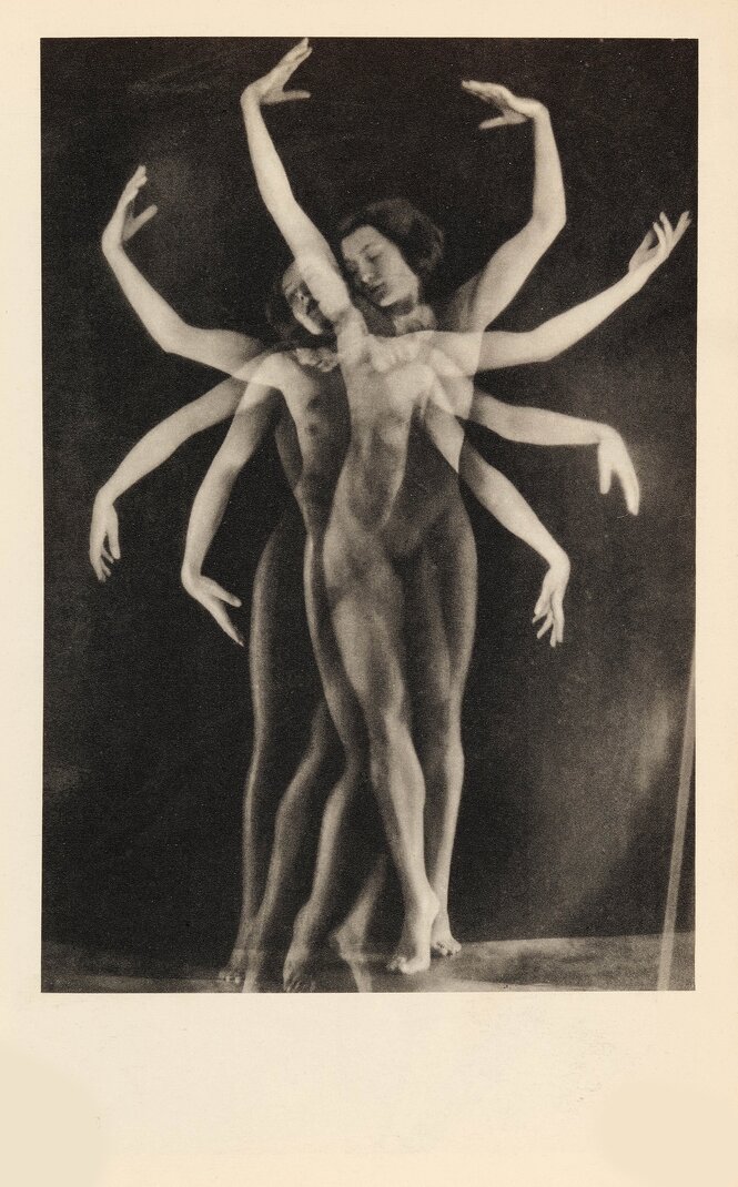 Ein Foto aus den 1920 Jahren, eine tanzende Frau