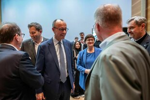 Viele Männer und eine Frau: Saskia Esken steht mit Merz, Klingbeil, Söder, Dobrindt und Mierschin einem Raum