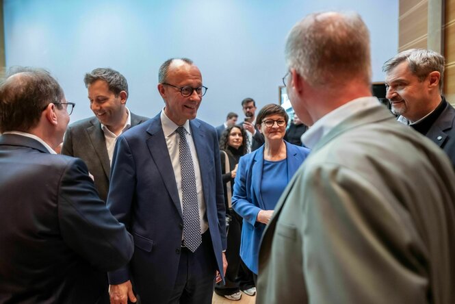 Viele Männer und eine Frau: Saskia Esken steht mit Merz, Klingbeil, Söder, Dobrindt und Mierschin einem Raum