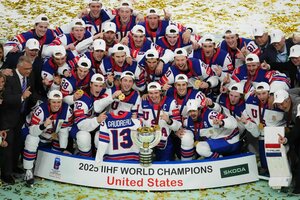 Mannschaftfoto des US-Teams mit WM-Trophäe im Vordergrund und viel Lametta