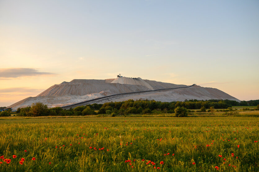 Abraumhalde hinter einem Feld