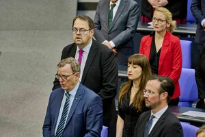 Mitglieder der Fraktion die Linke im Bundestag, zwei singen, der Rest schweigt