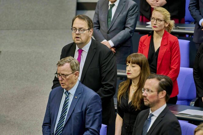 Mitglieder der Fraktion die Linke im Bundestag, zwei singen, der Rest schweigt