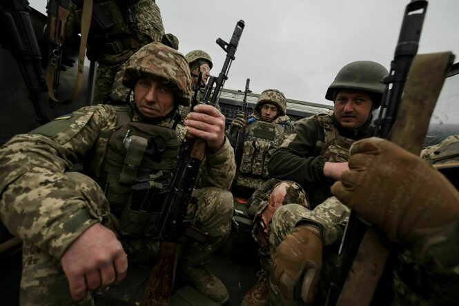 Soldaten auf einem Übungsgelände
