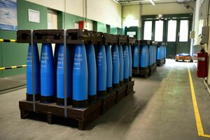 In einer Halle stehen fertige 155-mm-Artilleriegeschosse - hellblaue Patronen