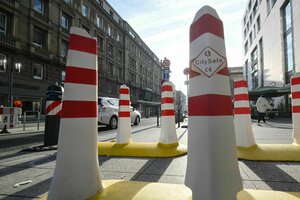 Mobile Poller stehen als Schutz auf einer Straße