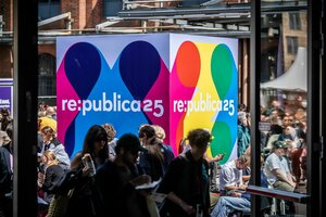 Menschen vor bunter Kulisse mit dem Logo re:publica 25