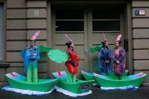 Drei Frauen in Kostümen in Spielbooten nehmen an der Parade des Kanrevals der Kulturen teil
