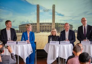 Daniel Günther (l-r, CDU), Ministerpräsident von Schleswig-Holstein, Manuela Schwesig (SPD), Ministerpräsidentin von Mecklenburg Vorpommern, Berlins Sportsenatorin Iris Spranger (SPD) Kai Wegner (CDU), Regierender Bürgermeister von Berlin, und Dietmar Woi