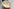 Farbeimer mit Pinsel und Abstreichgitter drin Farbeimer mit Pinsel und Abstreichgitter drin