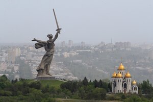 Blick über Wolgograd, der Himmel über der Stadt ist dunstig