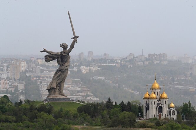 Blick über Wolgograd, der Himmel über der Stadt ist dunstig