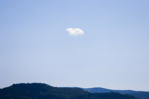 Eine einzelne Wolke am blauen Sommerhimmel