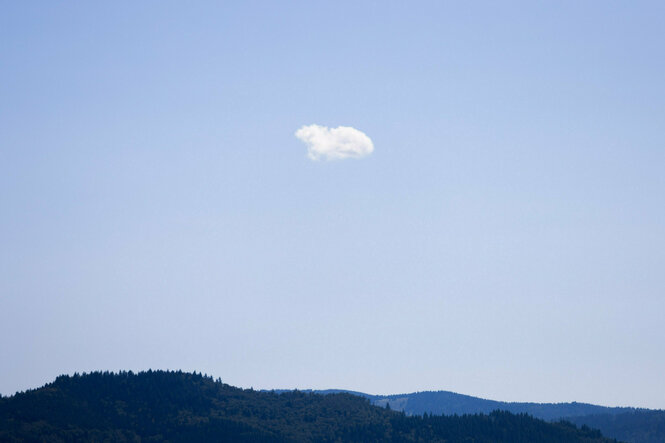 Eine einzelne Wolke am blauen Sommerhimmel