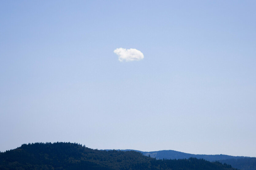 Eine einzelne Wolke am blauen Sommerhimmel
