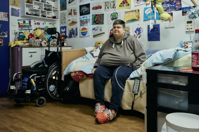 Porträt von Emilio in seinem Zimmer.
