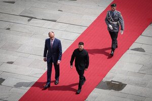 Merz und Selenskyj auf dem Roten Teppich, hinter ihnen geht ein mann in Bundeswehruniform