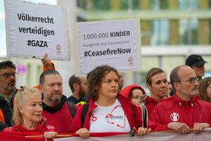 menschen in roter Kleidung demonstrieren