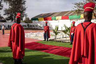 Soldaten der senegalesisches Nationagarde auf dem Militärfriedhof Thiaroye im Dezember 2024