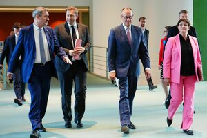 Vier Menschen in Anzug laufen