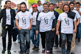 Die Frühschicht kommt und sie protestiert: Zahlreiche Arbeiter aus der Bosch-Werkzeugfertigung in Leinfelden protestieren auf dem Werksgelände gegen die Schließung ihres Werkes.