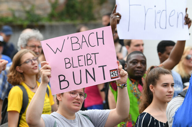 Demonstrantin mit rosa Schild
