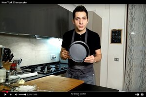 Der TV-Koch Sebastian Fitarau steht mit einer Pfanne in einer Küche