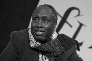 Schwarzweiß-Aufnahme des Schriftstellers Ngugi wa Thiong'o