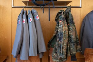 Uniformen der Bundeswehr auf einem Kleiderbügel
