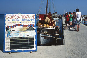 Ausflugsschild für eine Reise nach Nisyros auf Kos mit einem Boot im Hintergrund, Griechenland 1980er