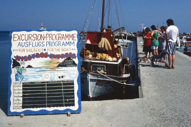 Ausflugsschild für eine Reise nach Nisyros auf Kos mit einem Boot im Hintergrund, Griechenland 1980er