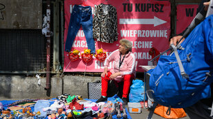 Eine Frau verkauft Dinge auf einem Flohmarkt