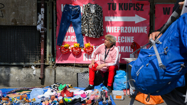 Eine Frau verkauft Dinge auf einem Flohmarkt
