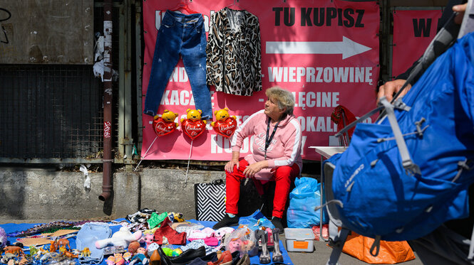 Eine Frau verkauft Dinge auf einem Flohmarkt