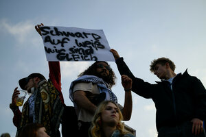 Demonstranten ein Schild mit der Aufschrift 