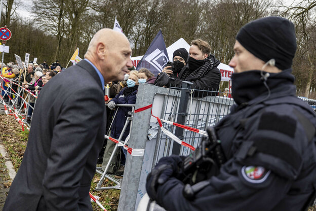 Stefan Hrdy spricht mit einem Polizeibeamten