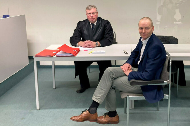 Kai Borrmann sitzt in einem Gerichtssaal