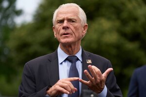 Peter Navarro gestikuliert mit den Händen