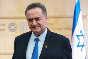 Ein älterer Mann mit Anzug