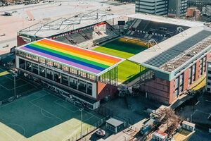 Ein Fußballstadion mit Solaranlage in Regenbogenfarben