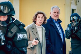 Tatort-Kommisar*innen und schwerbewaffnete Polizisten
