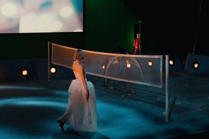 Eine Frau steht vor einem Federball-Netz