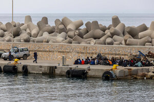 Migranten nahe des Wassers