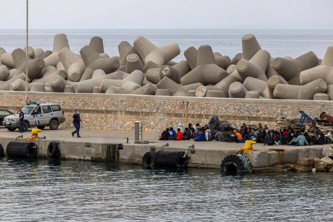 Migranten nahe des Wassers