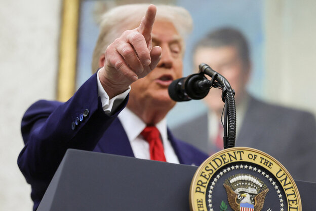 Donald Trump am Rednerpult mit erhobenem Zeigefinger