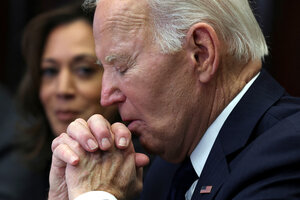 Ein müder Joe Biden stützt sich auf seine Hände
