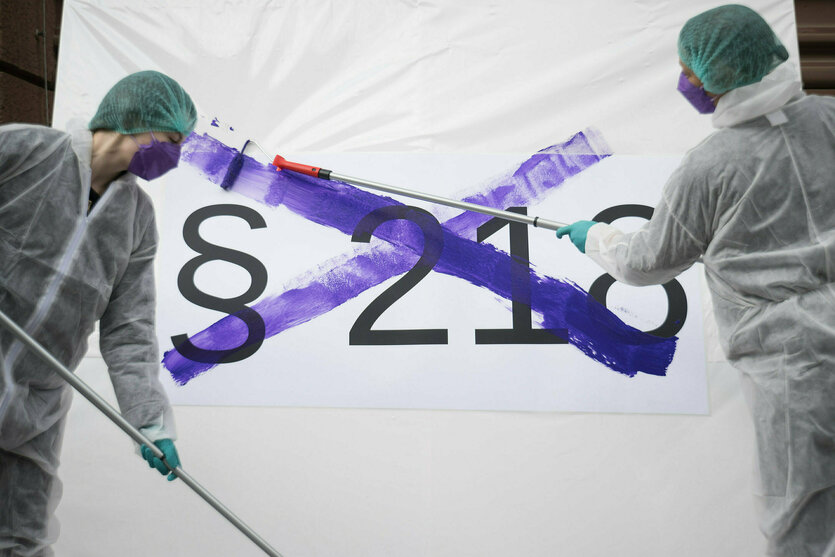 Aktivistinnen streichen während eines Flashmobs mit der Farbe Lila symbolisch den Paragraph 218 Schwangerschaftsabbruch aus dem Strafgesetzbuch durch