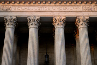 Die Säulen am Gebäude des Obersten Gerichtshofes in Washington