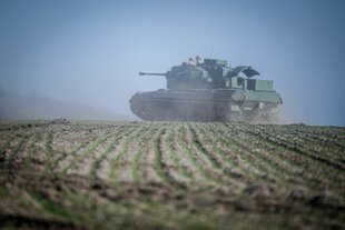 Ein Gepard Flugabwehrkanonenpanzer fährt mit seiner Besatzung über ein Feld östlich von Odessa.