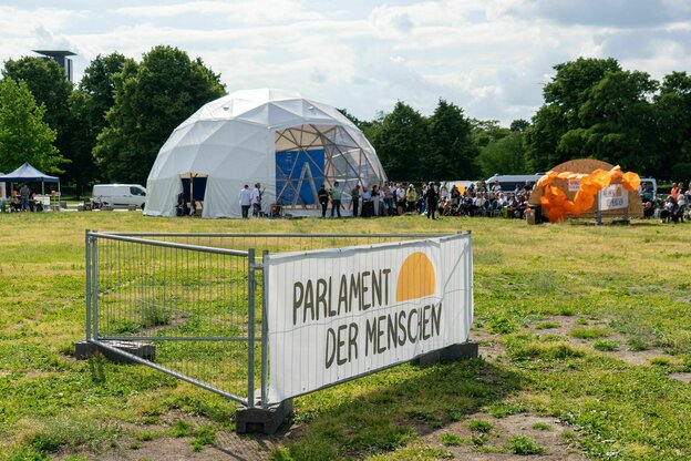 Plakat mit "Parlament der Menschen"